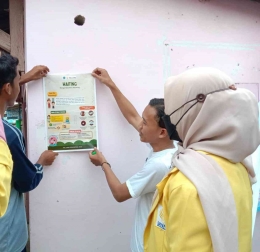 Remaja membantu dalam pemasangan poster sebagai upaya penyediaan literasi  stunting di lingkungan RW 08, Kelurahan Pasarbatang/dokpri