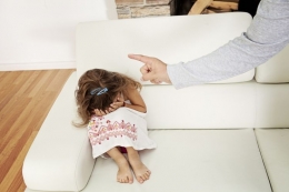 Ilustrasi orangtua menghukum dan membentak anak | Sumber vitapix via Kompas.com