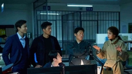 (kiri ke kanan) Jack, Chul Ryung, Jin Tae, dan Minyoung berunding sebelum interogasi (sumber: VOI)