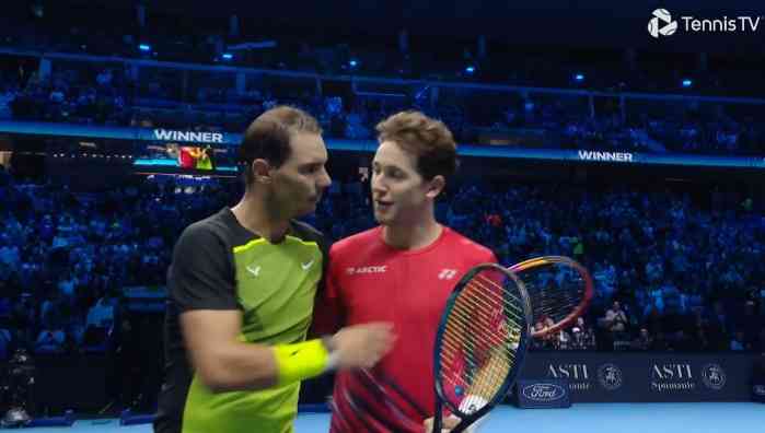 Rafael Nadal dan Casper Ruud bersalaman, beda nasib Nadal menang tapi gagal, Ruud kalah namun melaju ke SF ATP Final 2022. Sumber foto : tennistv.com