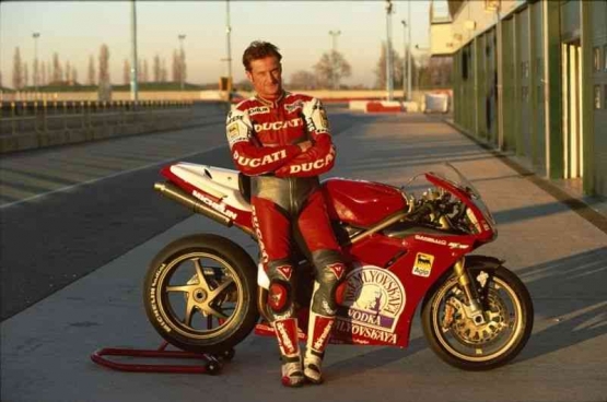 Fogarty bersama Ducati 916 legendarisnya. Sumber: Worldsbk.com