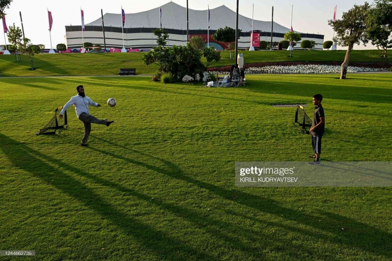 Stadion Al Bayt di Al Khor dengan pemandangan rumput hijau, tempat laga pertama Piala Dunia 2022 digelar. (KIRILL KUDRYAVTSEV/AFP via Getty Images)