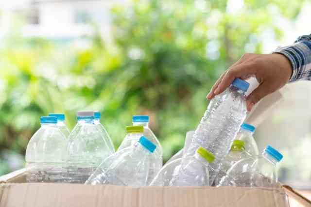 Ilustrasi Mengumpulkan botol plastik | Foto: Shutterstock 