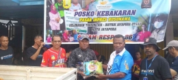 Penyelenggaraan Bantuan Kepada Korban Kebakaran Oleh Kepala DKLH Papua di Posko Korban Kebakaran Dok IX 