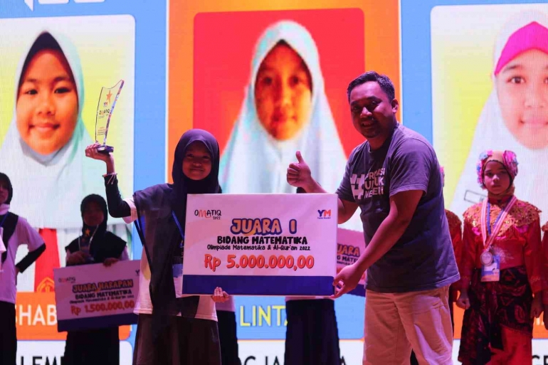 Penyerahan Juara 1 Matematika Lomba OMATIQ 2022 di Jakarta (15/11/2022) 