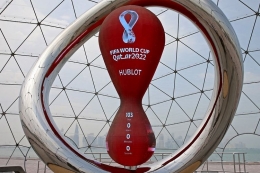 Monumen jam hitung mundur di Qatar jelang Piala Dunia 2022. Sumber: AFP/Mustafa Abumunes via Kompas.com