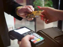 transaksi dengan kartu kredit sebagai contoh cashless society-photo by energepic.com from pexels