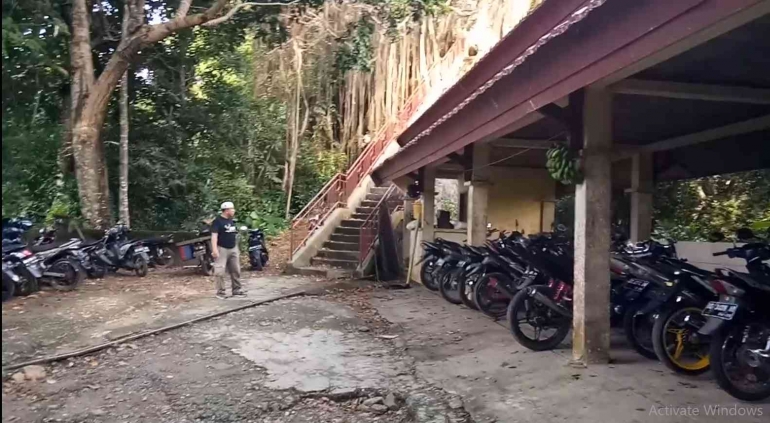 Tempat parkir dan tangga menuju Kampung Tua Gantarang (Dok. Pribadi)