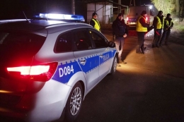 Petugas polisi berkumpul di luar depot biji-bijian di Przewodow, Polandia timur, pada Selasa 15 November 2022 di mana Kementerian Luar Negeri Polandia mengatakan bahwa rudal buatan Rusia jatuh dan menewaskan dua orang.|AP PHOTO/STR
