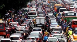 Traffic jams make us realize the importance of using public transportation over private transportation Source: ekonomy.okezone.com
