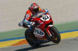 Toseland berhasil menjuarai WSBK musim 2004 bersama Ducati. Sumber: Worldsbk.com