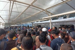 Suasana di Stasiun Manggarai ketika para penumpang KRL SF 8 turun (foto by widikurniawan)
