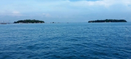 Pulau Cipir (kr) dan pulau Onrust (kn). Foto: Parlin Pakpahan.
