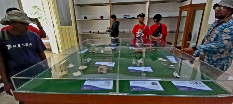 Ridwan Saide tour guide pulau Onrust tengah mengklarifikasi maket di museum Onrust. Foto: Parlin Pakpahan.