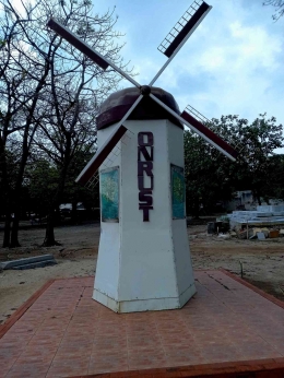 Tugu kincir angin di Onrust. Foto: Parlin Pakpahan.