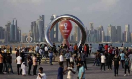 Masyarakat berkerumun di tugu piala dunia Qatar untuk berswafoto dan refreshing | (foto: vnexpress.net)
