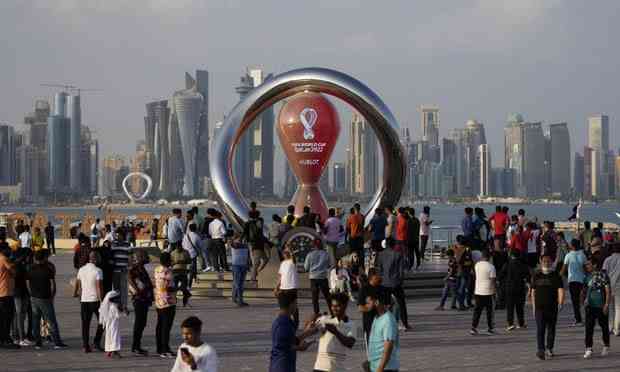 Masyarakat berkerumun di tugu piala dunia Qatar untuk berswafoto dan refreshing | (foto: vnexpress.net)