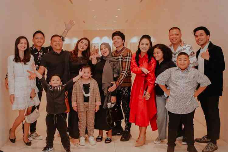 sumber : Foto : Ungkapan Hati Anang dan Azriel Saat Kumpul Keluarga Lengkap dengan Krisdayanti dan Raul Lemos (kompas.com) 