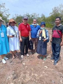 Foto bersama usai penanaman 1000 mangrove (dokpri)