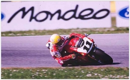 Tahun 1996, Corser mampu meraih gelar pertamanya dengan Ducati dan menjadi juara termuda era itu. Sumber: Worldsbk.com