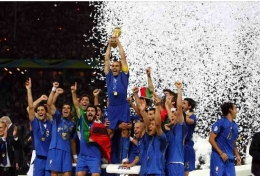 Timnas Italia merayakan gelar juara Piala Dunia 2006 (foto: FIFA.com) 