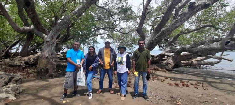 Foto bersama grup Puspas usai penanaman Mangrove (dokpri)