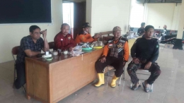 Ketua Senkom Mitra Polri Sukoharjo Bersama Camat Weru pantau posko banjir. (Foto: Dok)