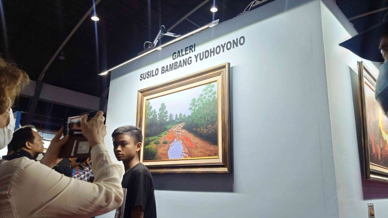 Lukisan SBY menarik perhatian pengunjung. Foto dokpri/Sri Rohmatiah Djalil