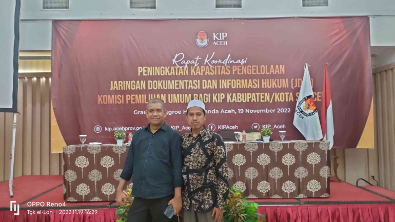 Tgk Masrur Ketua Divisi Hukum dan Pengawasan  bersama Operator JDIH KIP Pijay