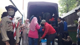 Memasukkan barang-barang ke dalam truk. (Foto: Dokpri)