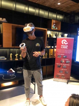 Pengunjung excited mencoba VR Experience (Dok: Pribadi)