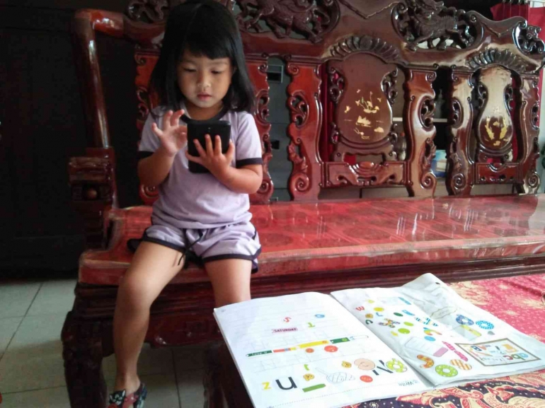 Ilustrasi seorang anak sedang bermain handphone (Dokumen Pribadi)
