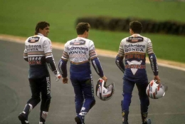 Eddie Lawson bersama dua pembalap utama Honda, Wayne Gardner dan Mick Doohan. Sumber: Motogp.com