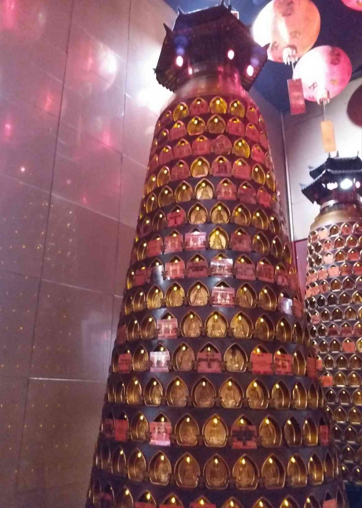 Lampu minyak yang disusun berbentuk pagoda