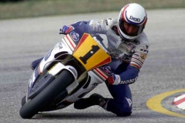 Eddie Lawson tetap mampu menjadi juara dunia meski dengan motor satelit Honda. Sumber: Motogp.com