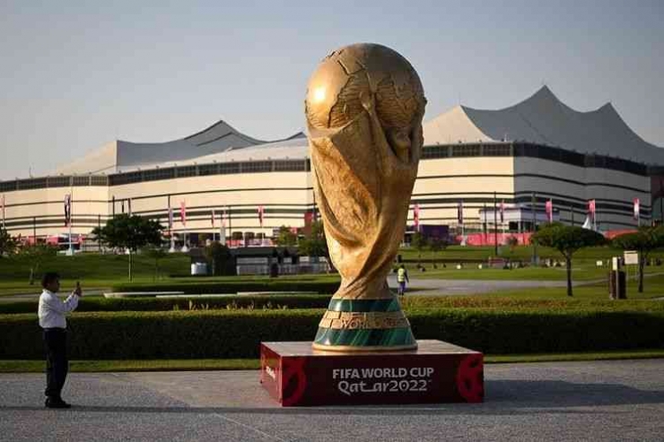 Replika trofi Piala Dunia FIFA di depan Stadion Al-Bayt di al-Khor (AFP/KIRILL KUDRYAVTSEV melalui kompas.com)