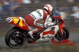 Eddie Lawson kembali ke Yamaha saat Kenny Roberts menjadi manager pada tahun 1990. Sumber: Motogp.com
