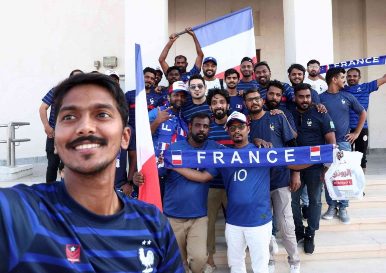 Tampak orang-orang India yang datang ke Piala Dunia mengenakan jersey Timnas Perancis (sumber: twitter/Qi2n)
