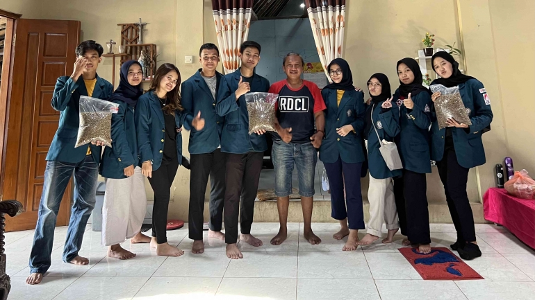 Dokumentasi foto bersama produk maggot