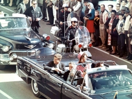 JFK di atas limusin terbuka di Dallas beberapa saat sebelum ditembak. Sumber: Walt Cisco/ Dallas Morning News / wikimedia