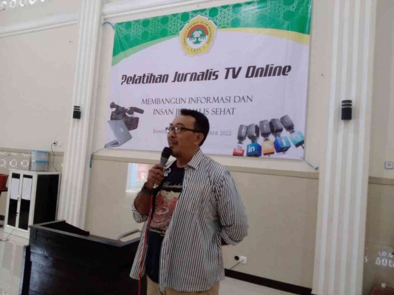 Sidiq Bintoro Pimpinan Banyuwangi 1 TV Banyuwangi saat memaparkan materi pelatihan jurnalistik. Dokpri.