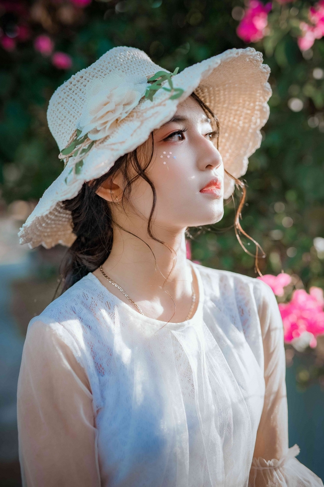 Photo by Tuấn Kiệt Jr.: https://www.pexels.com/photo/woman-wearing-sunhat-1382731/