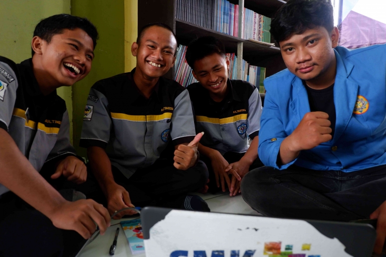 Gambar 18. Antusias siswa dalam Praktik Konfigurasi Mikrotik. (Sumber: Dokumen Pribadi)