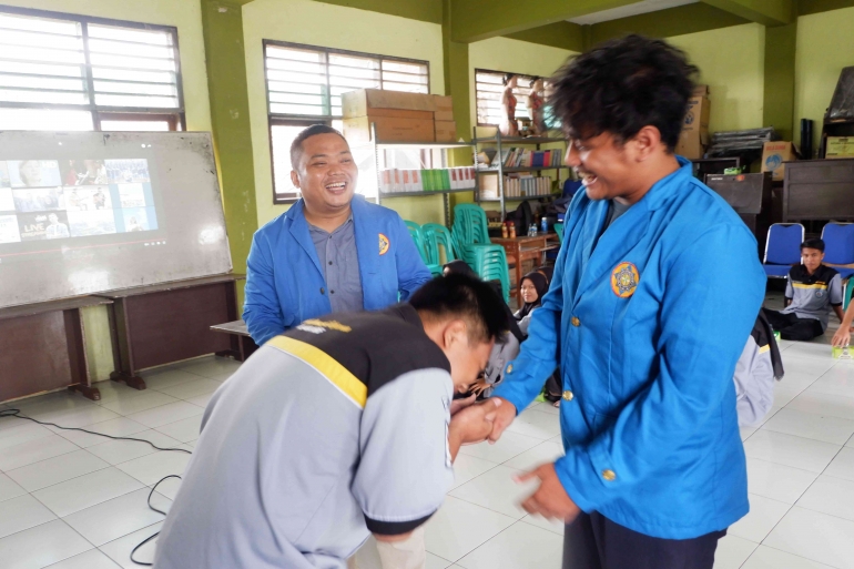 Gambar 20. Pembagian hadiah bagi siswa yang berhasil menjawab dengan benar dalam sesi kuis. (Sumber: Dokumen Pribadi)
