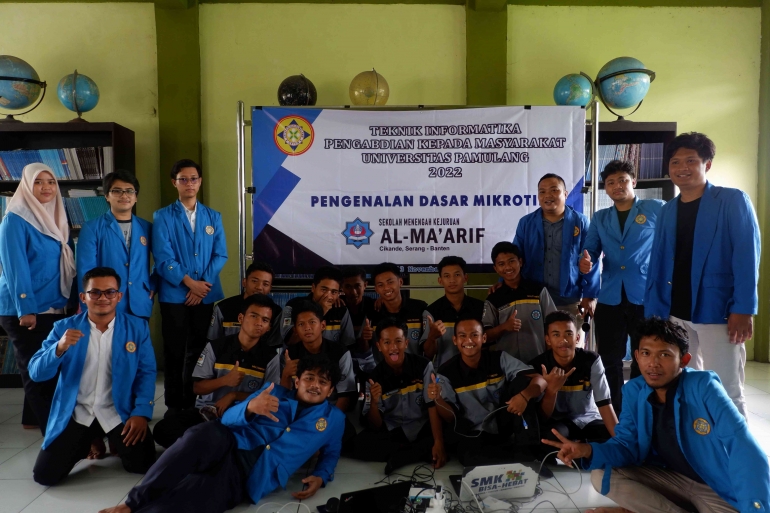 Gambar 22. Foto bersama siswa sesi 1. (Sumber: Dokumen Pribadi)