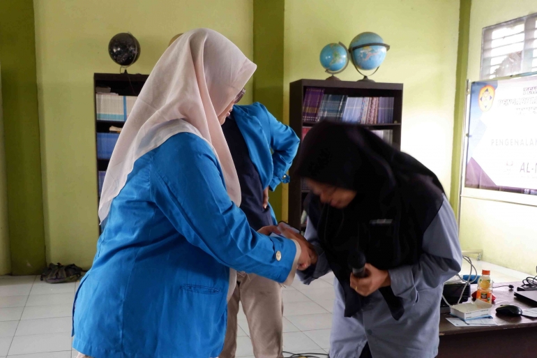 Gambar 21. Pembagian hadiah bagi siswa yang berhasil menjawab dengan benar dalam sesi kuis. (Sumber: Dokumen Pribadi)
