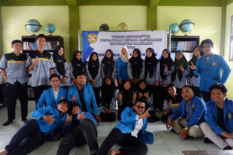 Gambar 23. Foto bersama siswa sesi 2. (Sumber: Dokumen Pribadi)