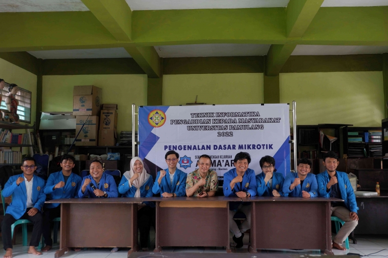 Gambar 2. Foto bersama kelompok PKM Mahasiswa dan Dosen Pendamping. (Sumber: Dokumen Pribadi)