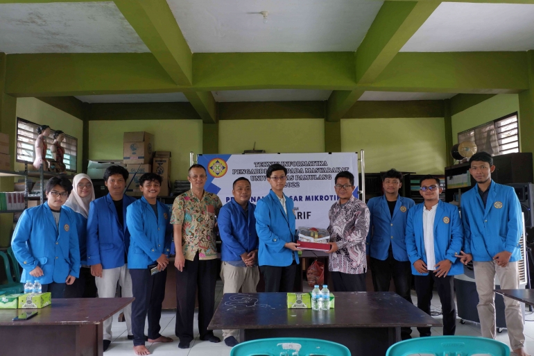 Gambar 9. Penyerahan bingkisan kepada pihak sekolah SMKS Al-Ma'arif. (Sumber: Dokumen Pribadi)