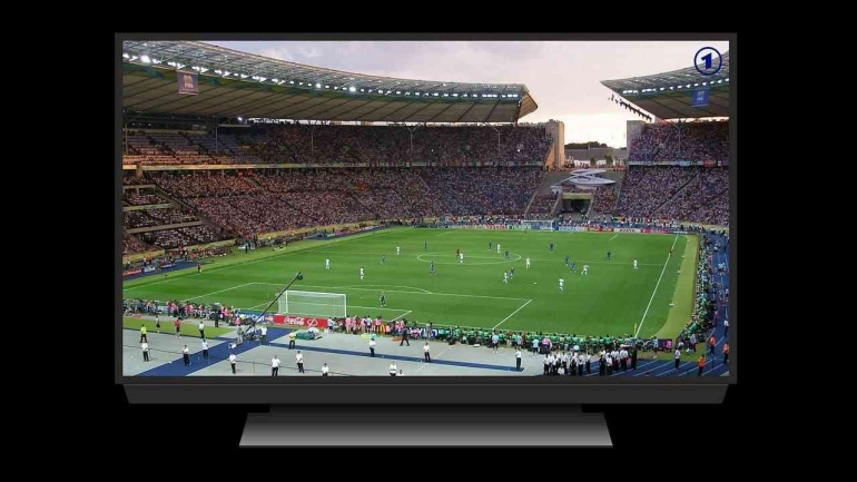 Ilustrasi tayangan pertandingan sepakbola di televisi. Foto : sinarjateng.com